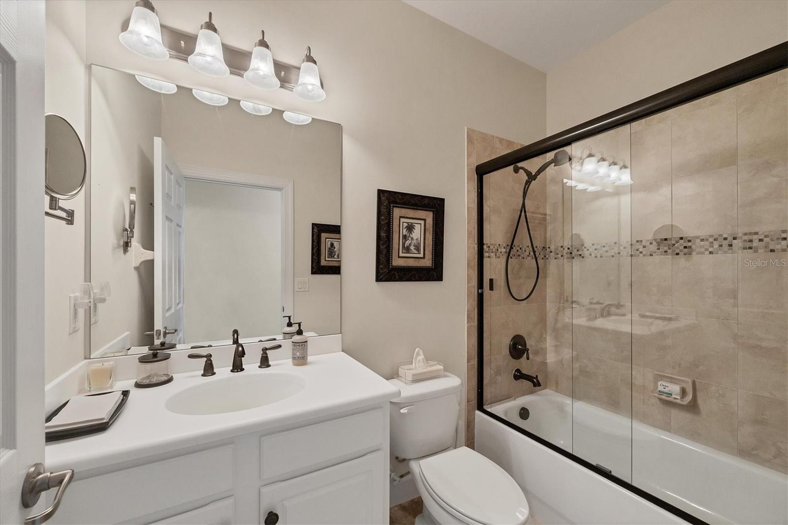 Guest Bathroom/Shower/Tub