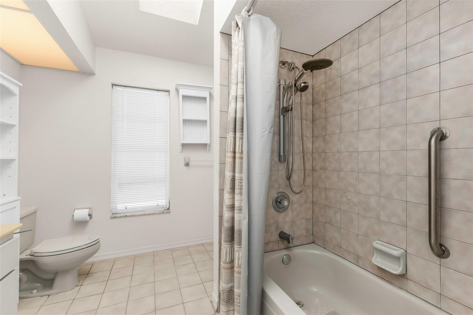 Guest bath w/access to the pool