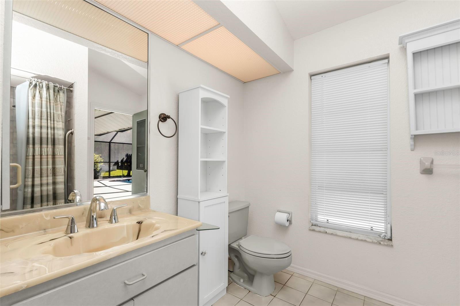 Guest bath w/access to the pool