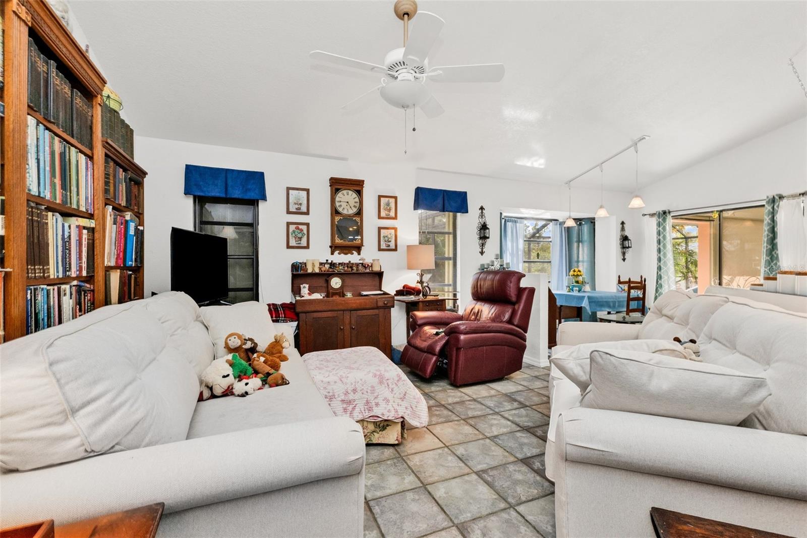 FAMILY ROOM FAMILY ROOM