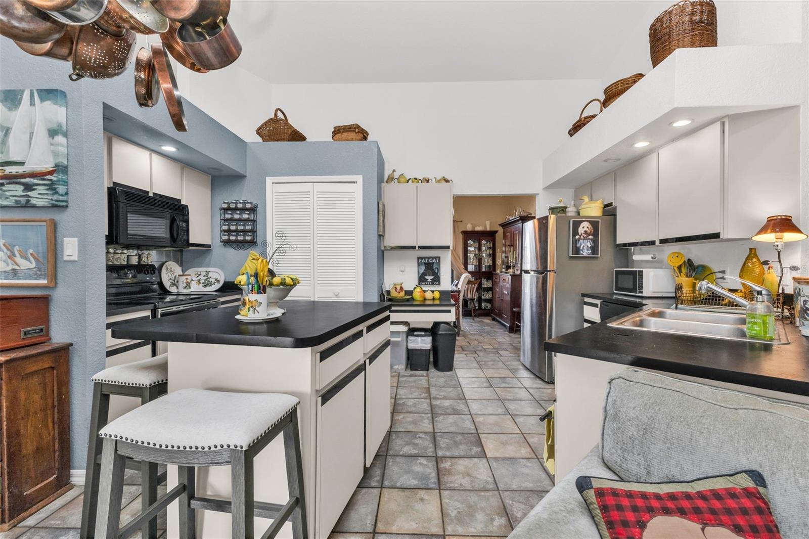KITCHEN WITH MOVEABLE ISLAND KITCHEN WITH MOVEABLE ISLAND