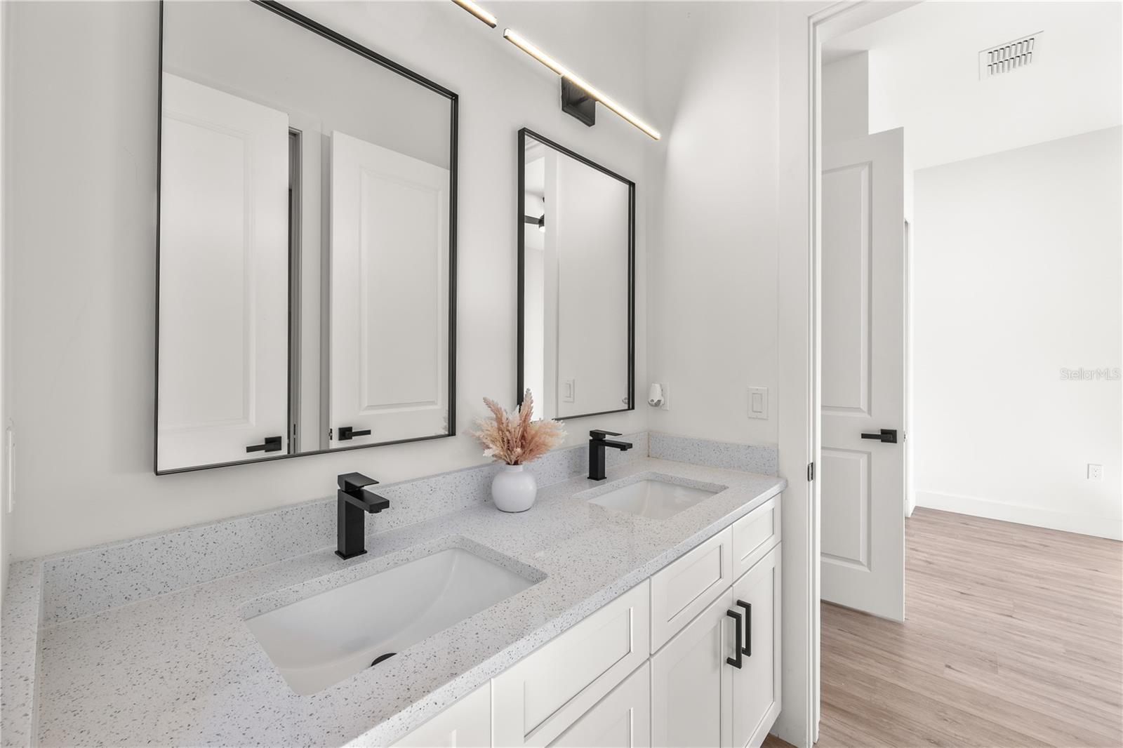Bathroom 2 (Jack and Jill)