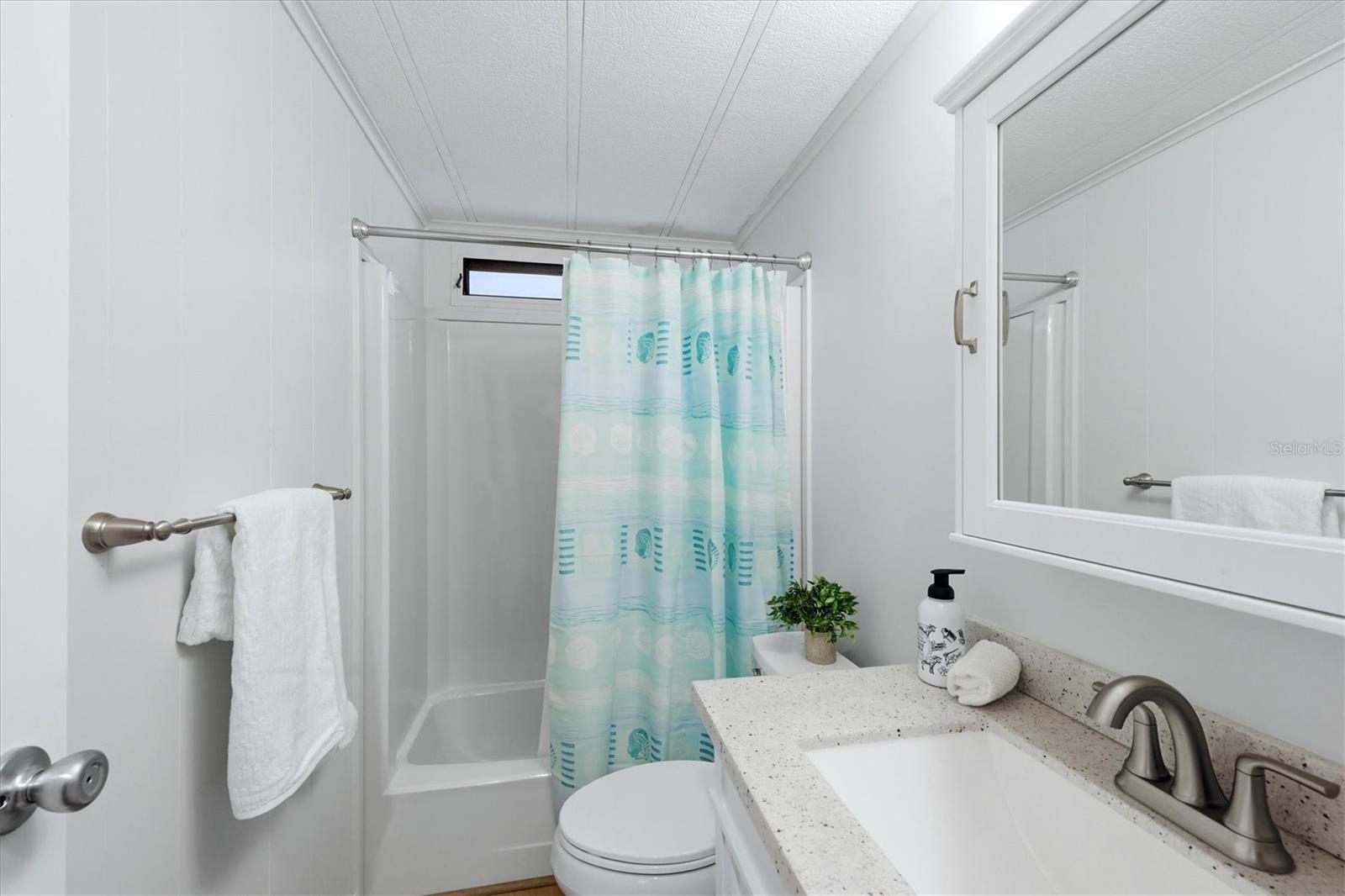 Main bathroom with shower/ tub
