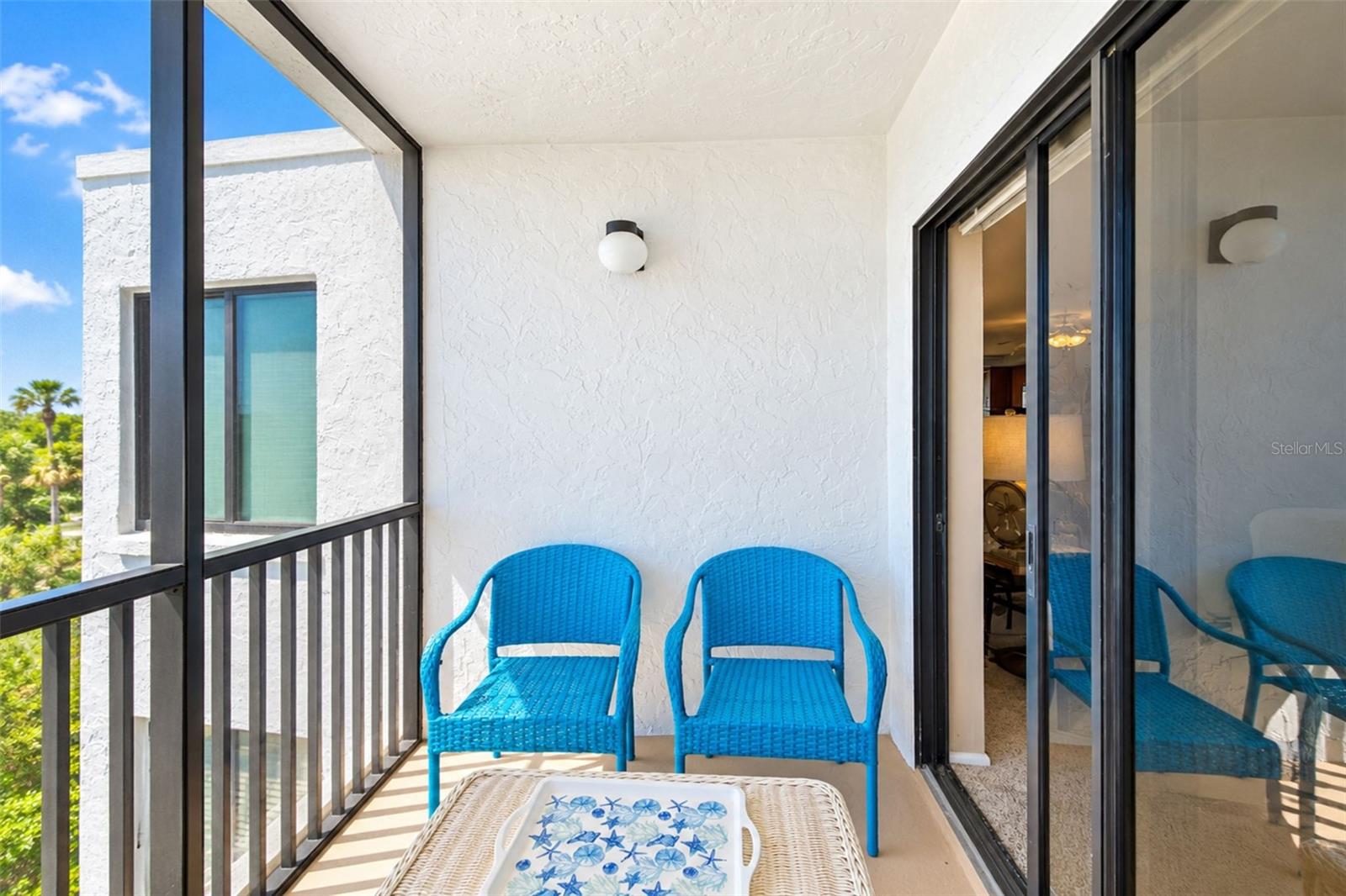 Another view of the lanai.