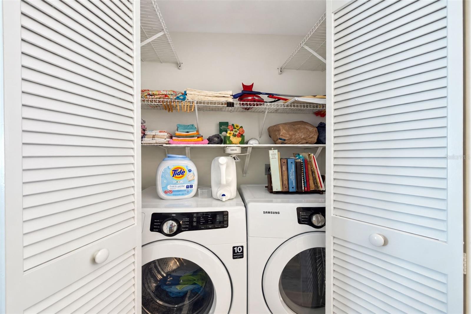 The inside laundry closet features a Samsung front load washer & dryer.