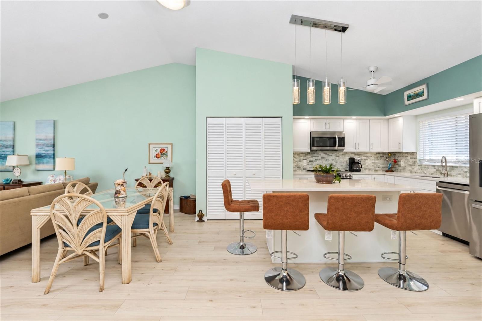 This open space is great for entertaining! This open space is great for entertaining!