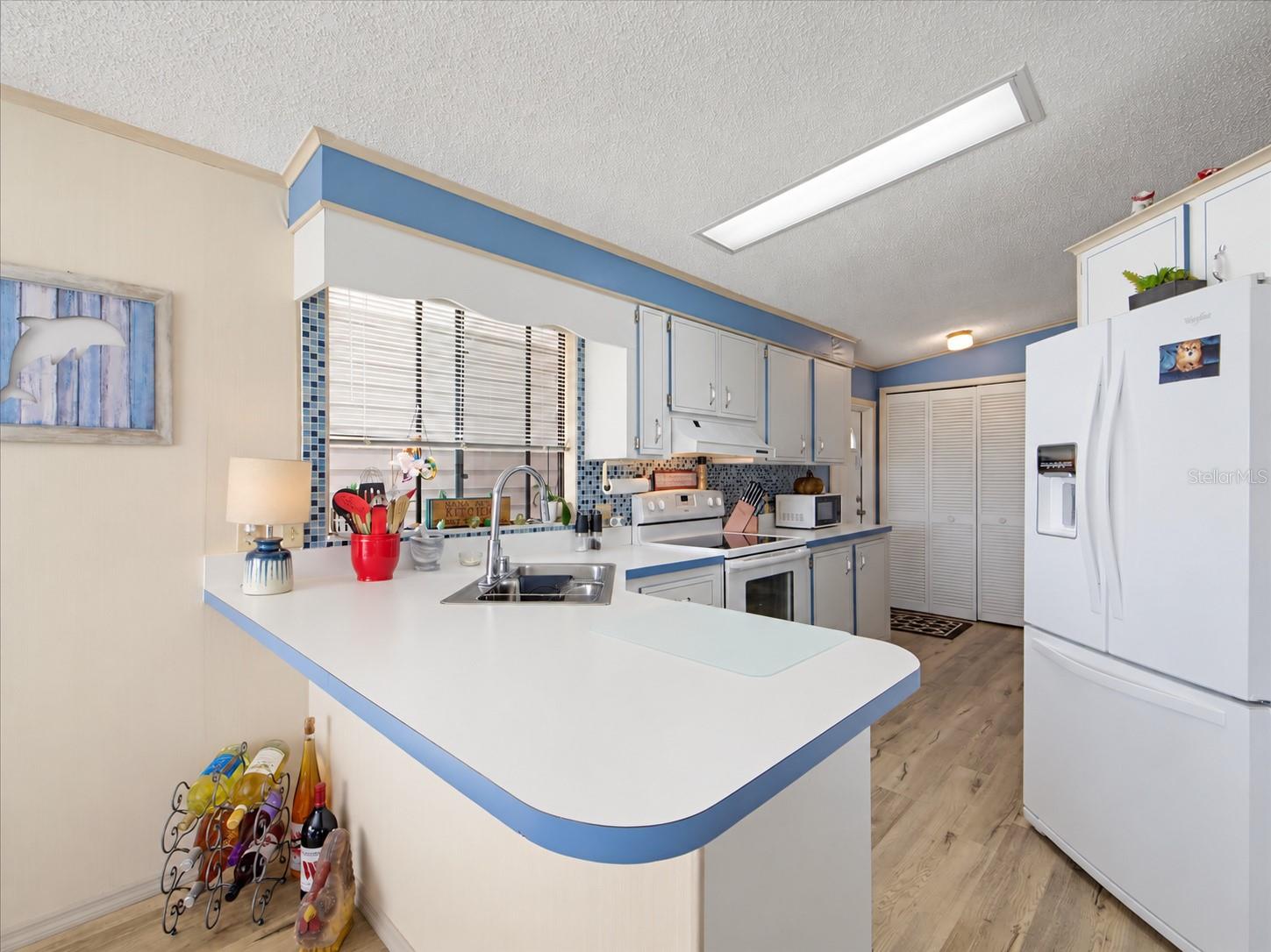 BREAKFAST BAR OFFERS ADDTIONAL SEATING IF NEEDED.
