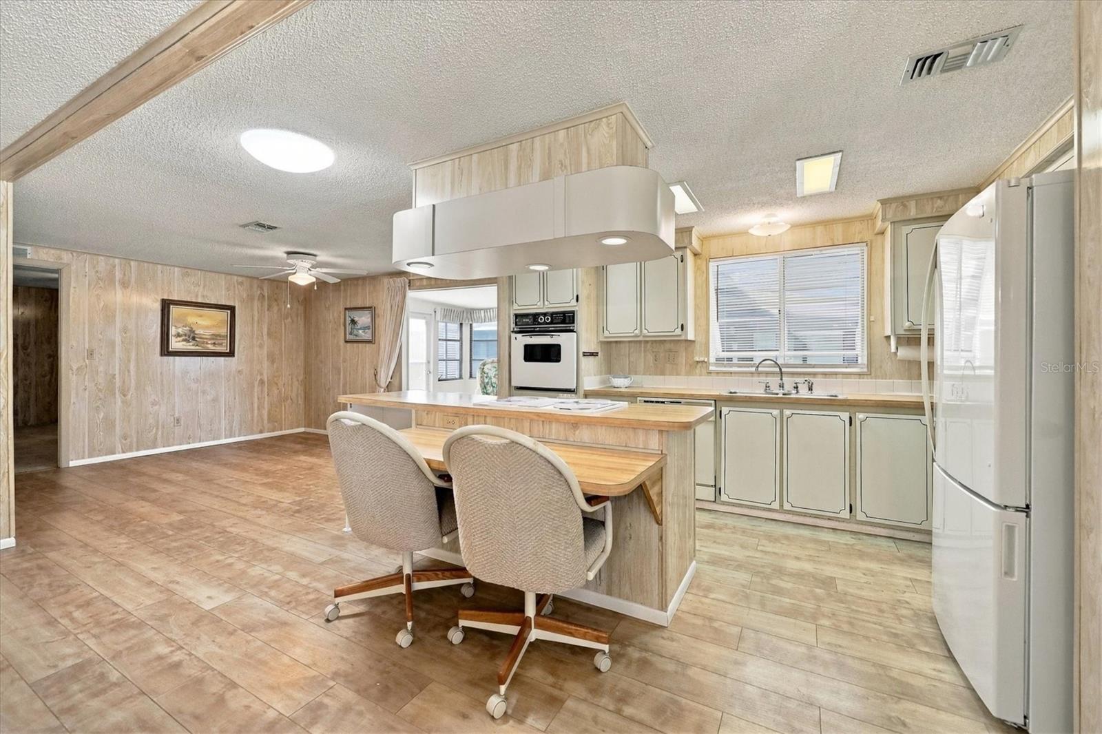 Eat-in kitchen w/sky light