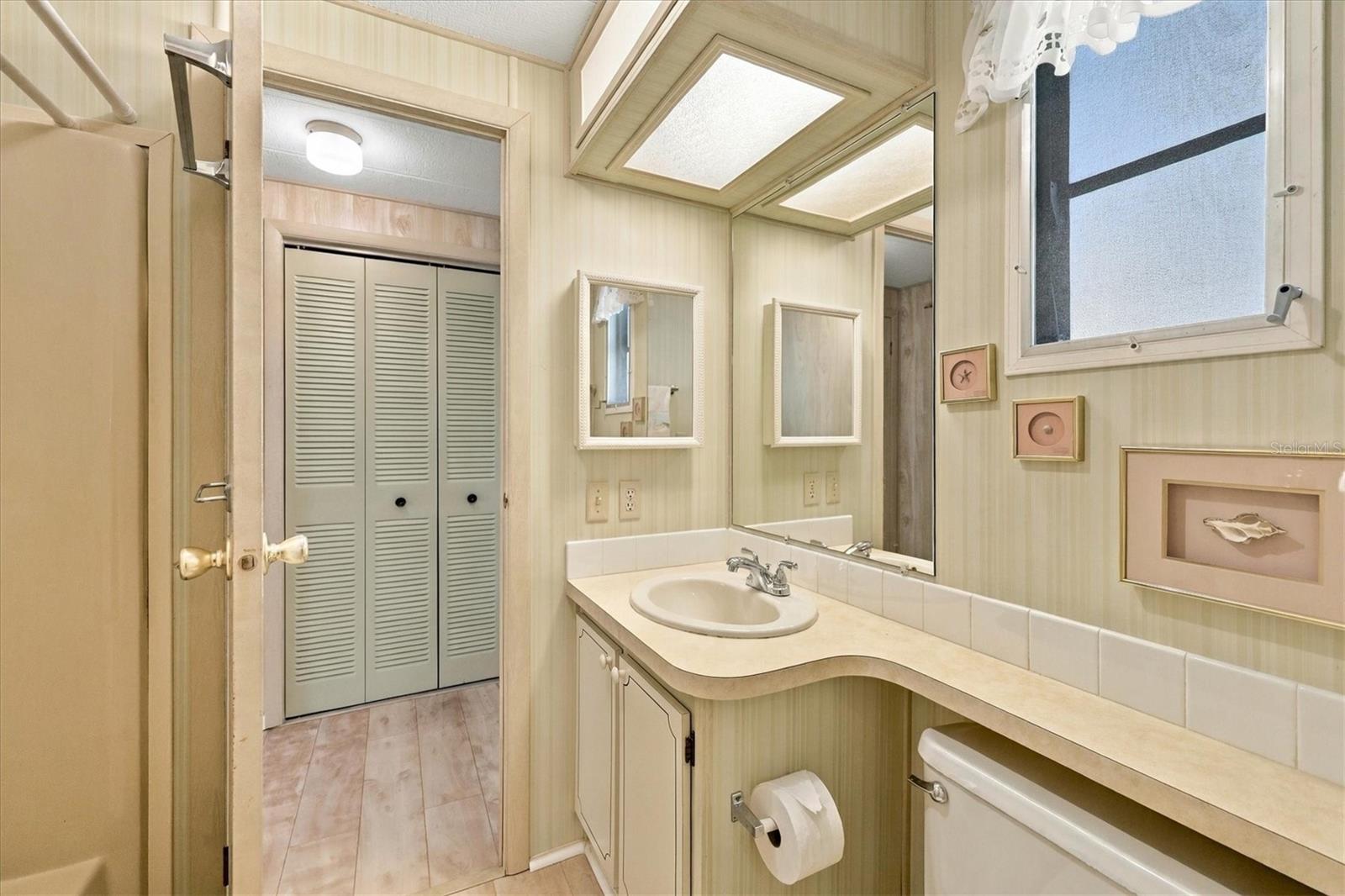 Guest bathroom w/tub & shower