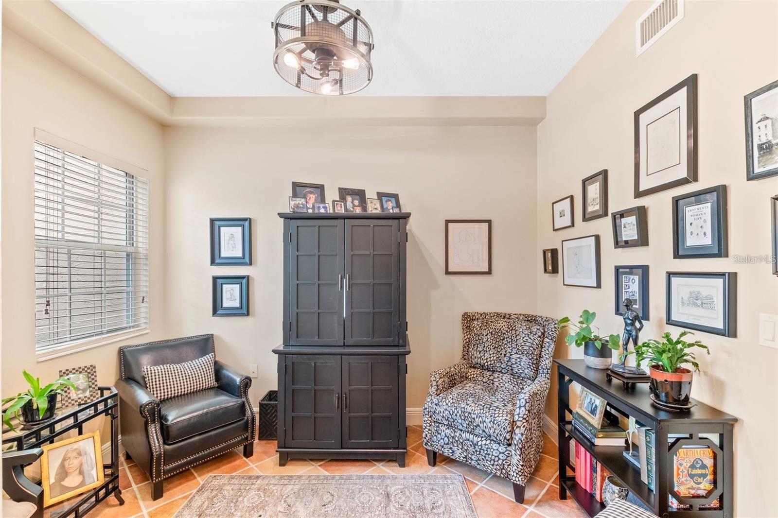 Flex/office/dining rm