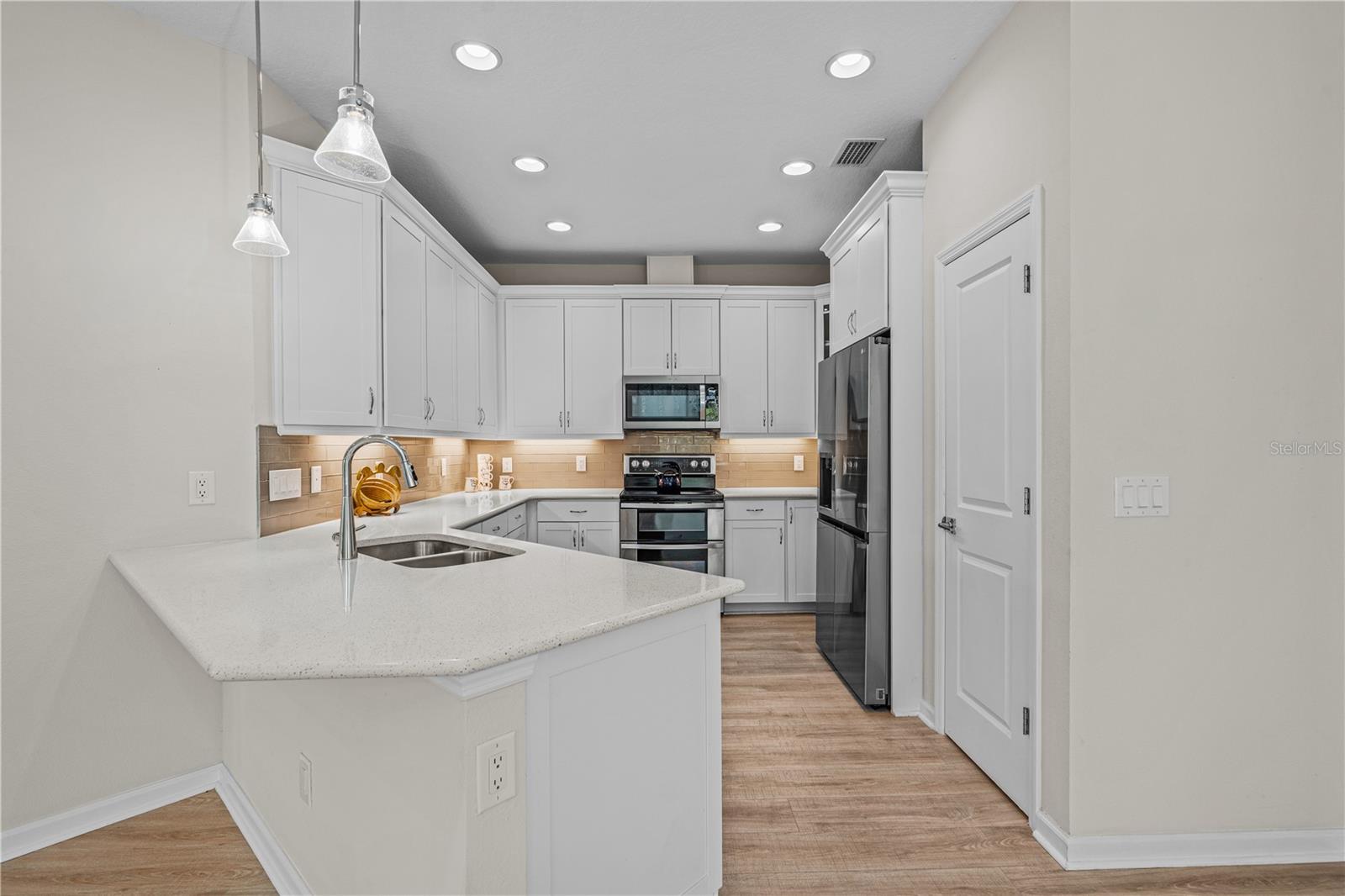 Breakfast Bar & Stainless Appliances