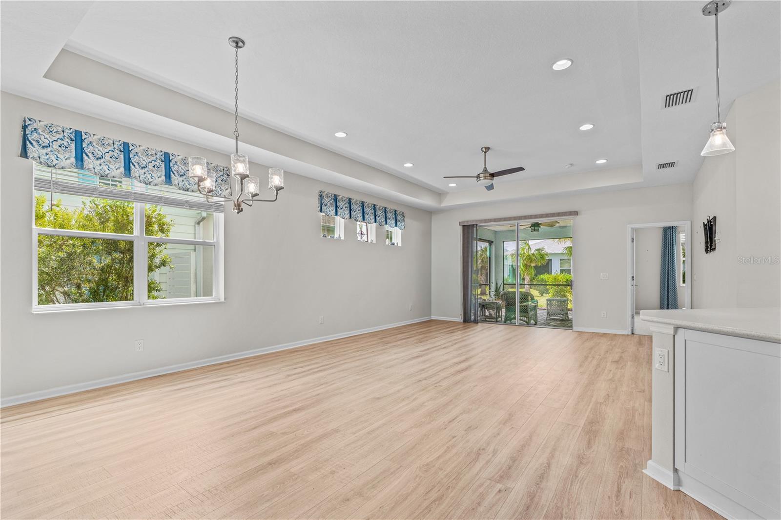 Open Dining Area & Entryway