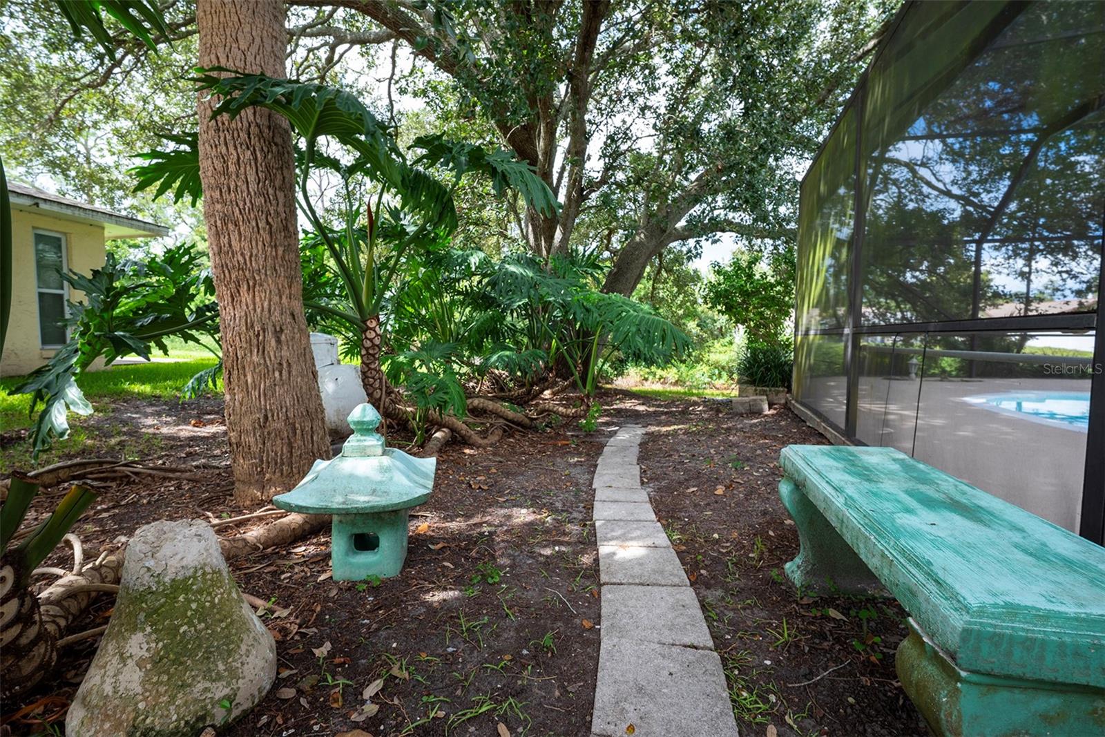 Small garden area with bench outside the lanai