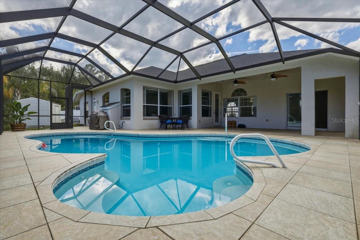 Spacious POOL with extra decking. Spacious POOL with extra decking.