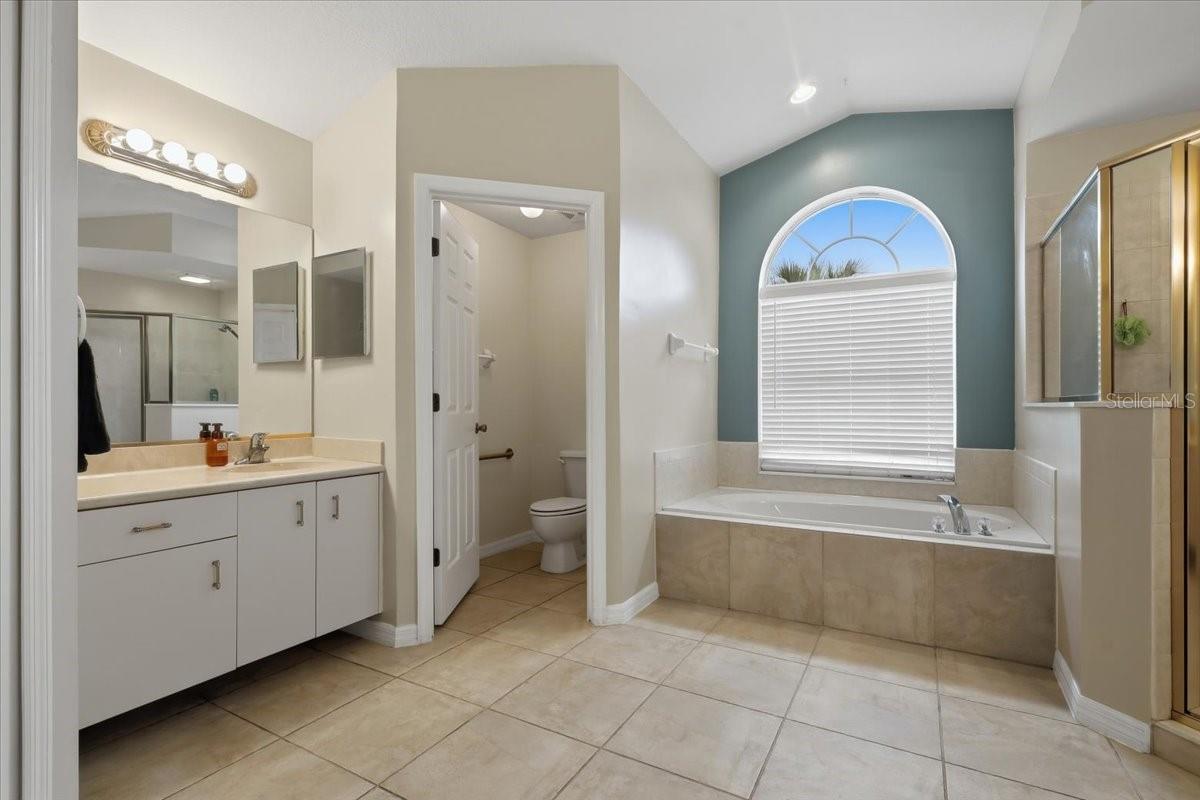 Amazing kitchen with waterfall granite Amazing kitchen with waterfall granite