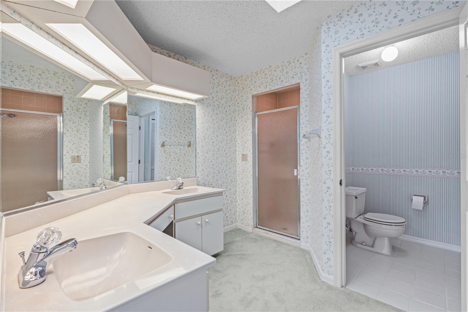 Large Ensuite with 2 Sinks & Water Closet