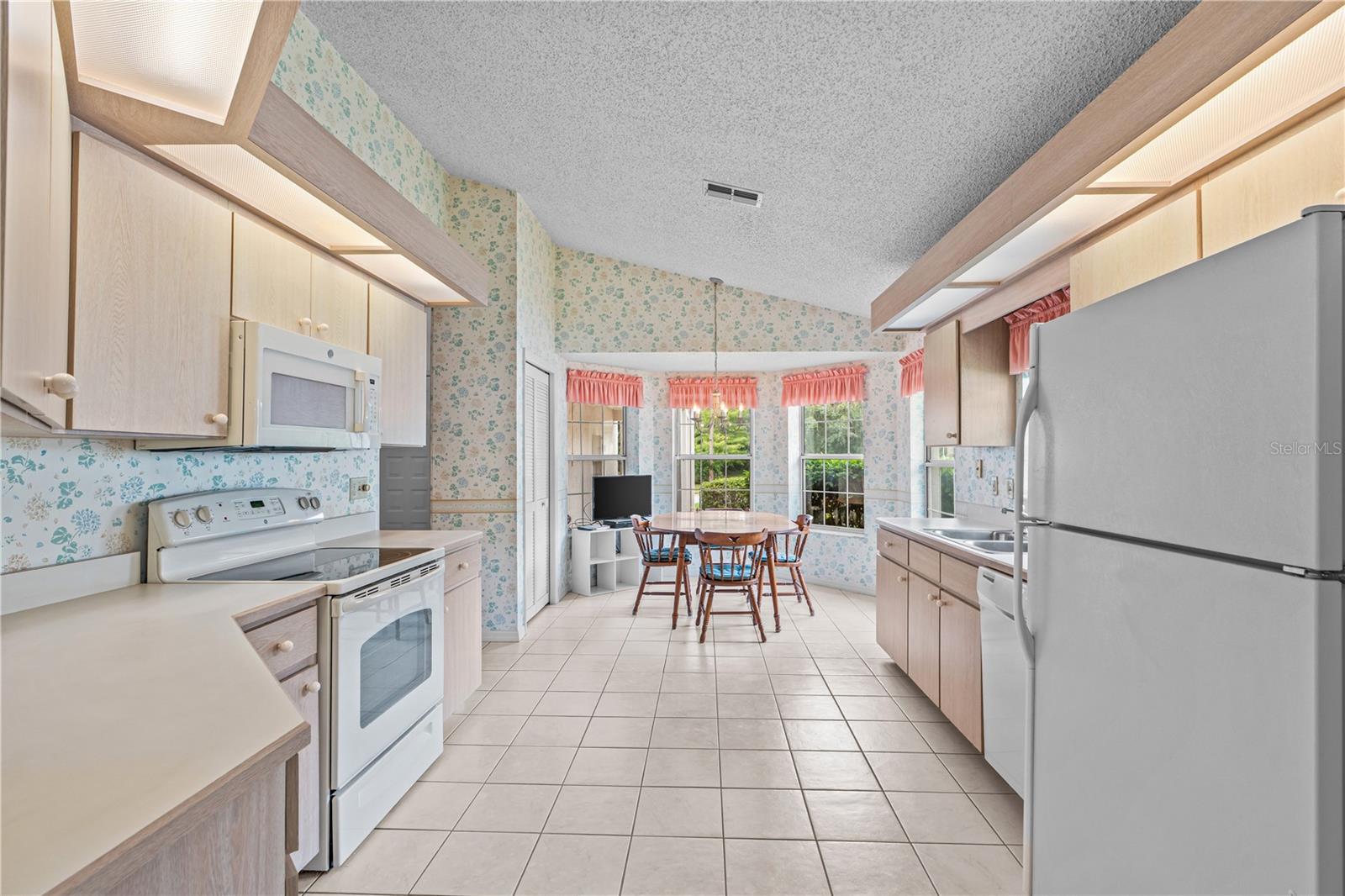Large Kitchen with Breakfast Nook
