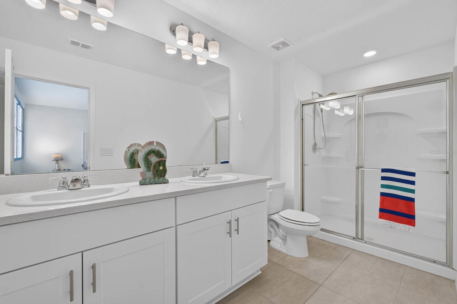 Duals Sinks w/Walk in Shower