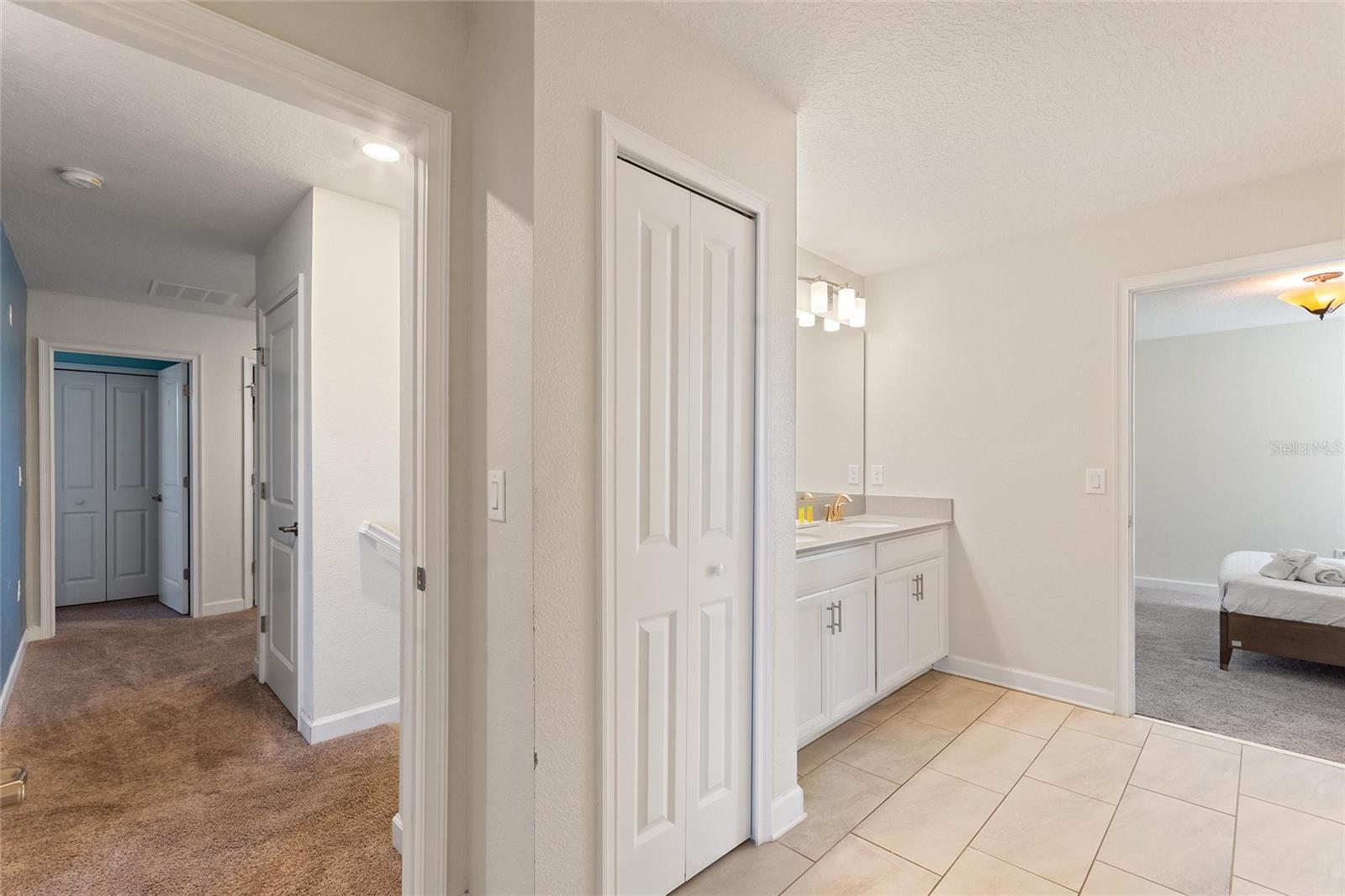 Connecting Bath between theme rooms