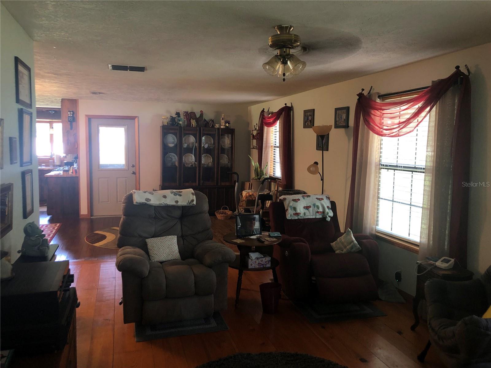 136 S COMMERCIAL STREET, Coleman, FL 33521