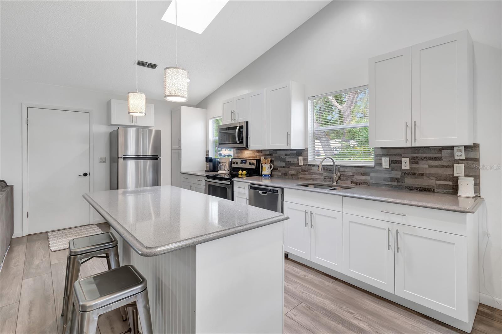 Eat in Breakfast bar to the kitchen