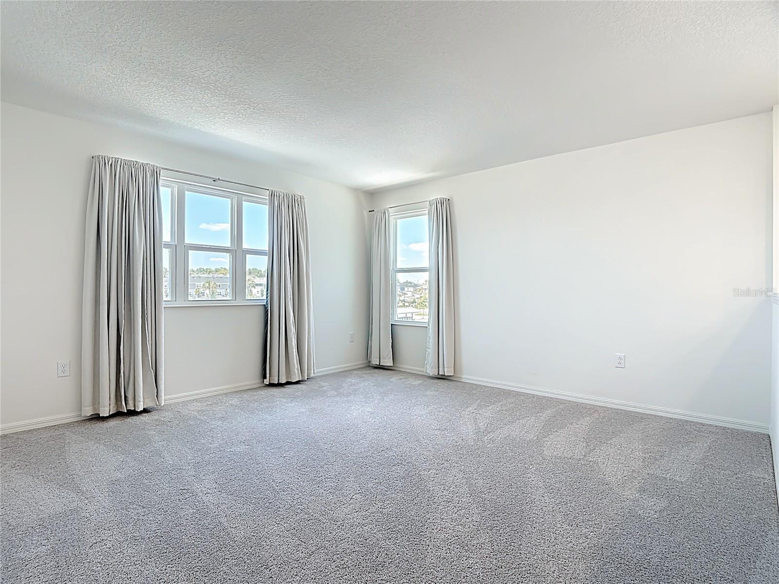 Spacious loft perfect for enternainment or a home office