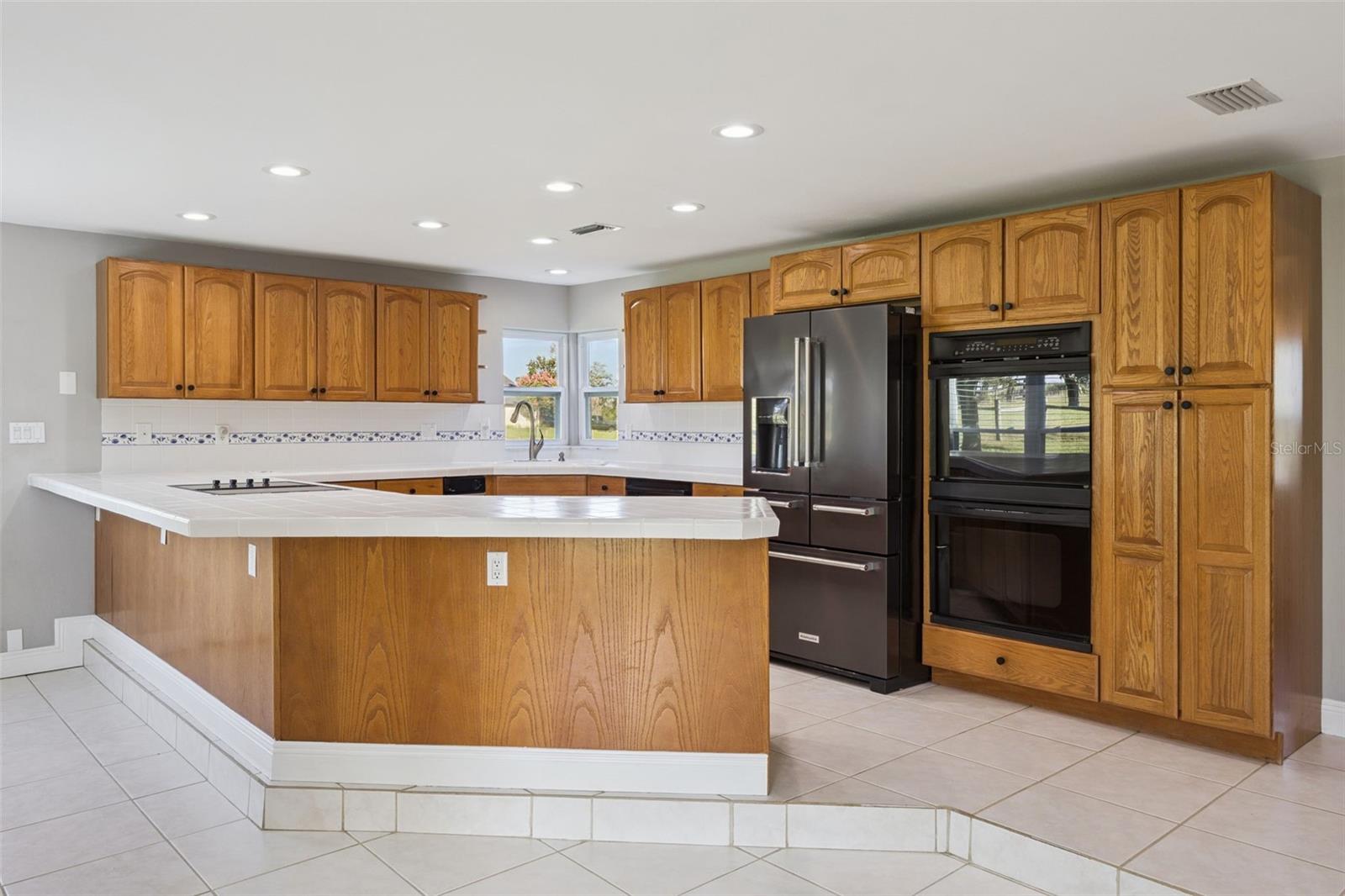 Lower cabinets have pull out shelves!