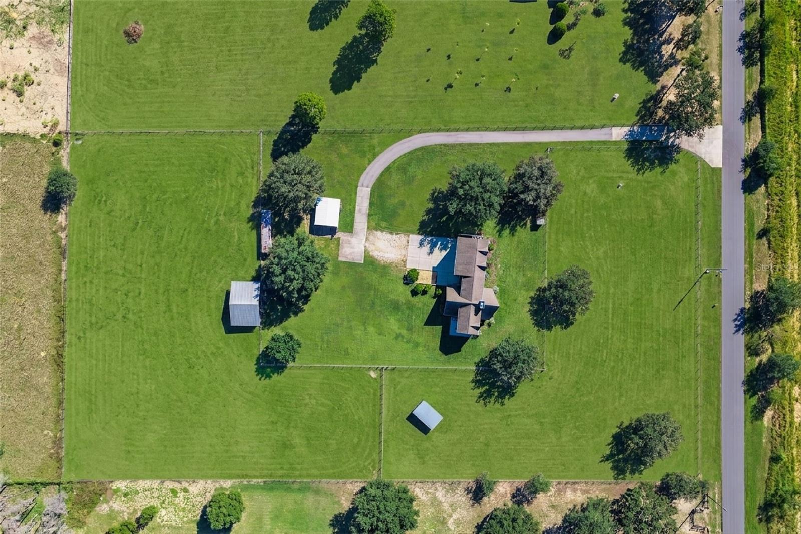 Your "farm in town" with a 4 stall barn!
