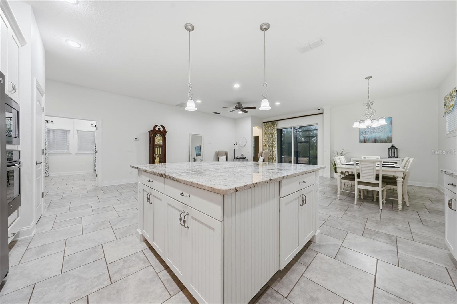 Kitchen offers large Kitchen island