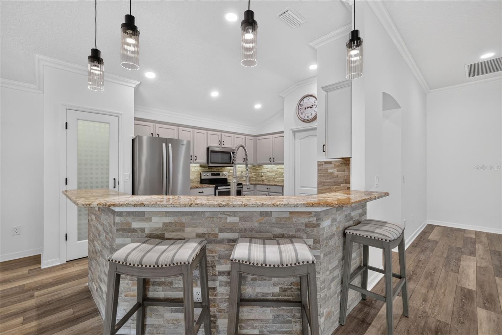 Kitchen Eat-In Breakfast Bar