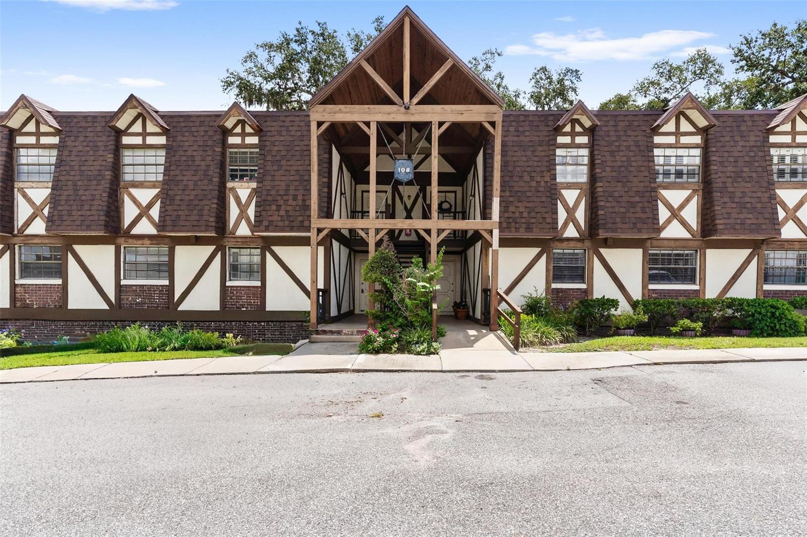 PICTURE OF BUILDING