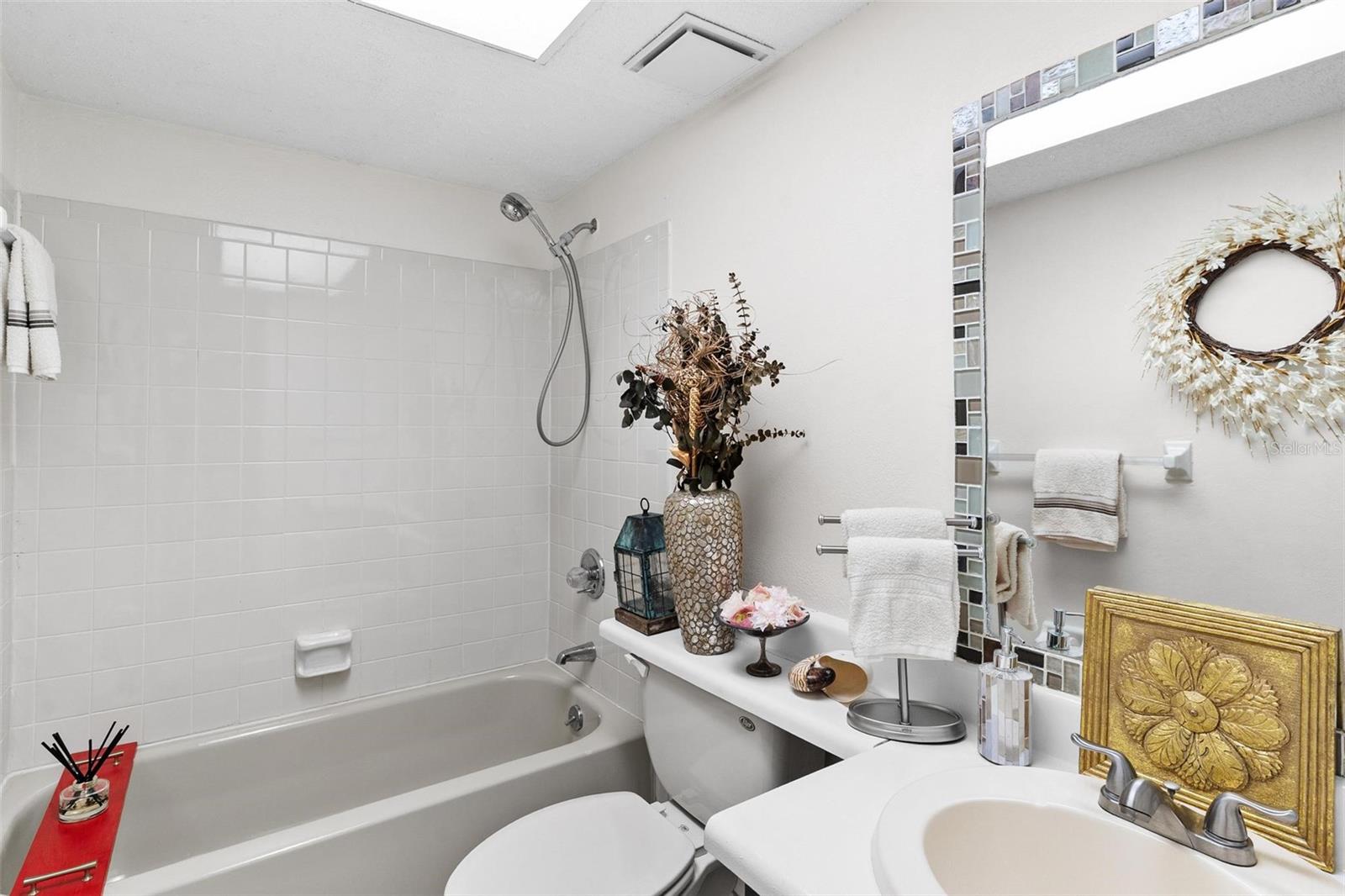 GUESTS BATH