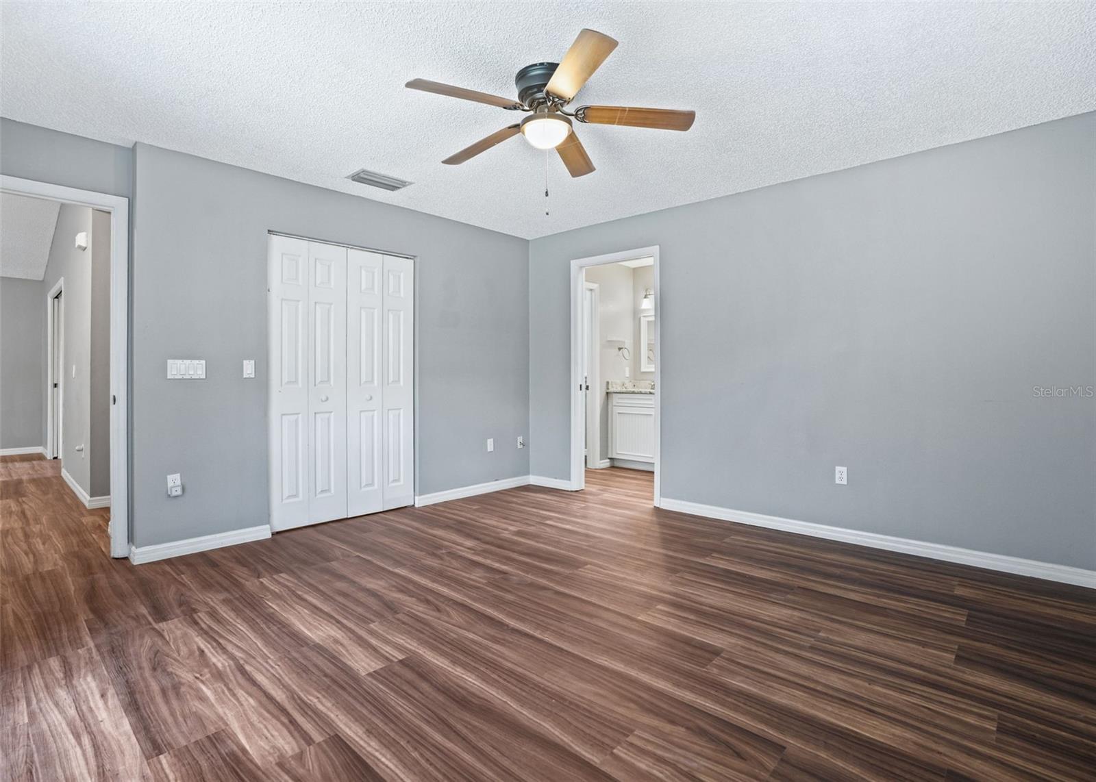 Primary suite w/Walk in closet