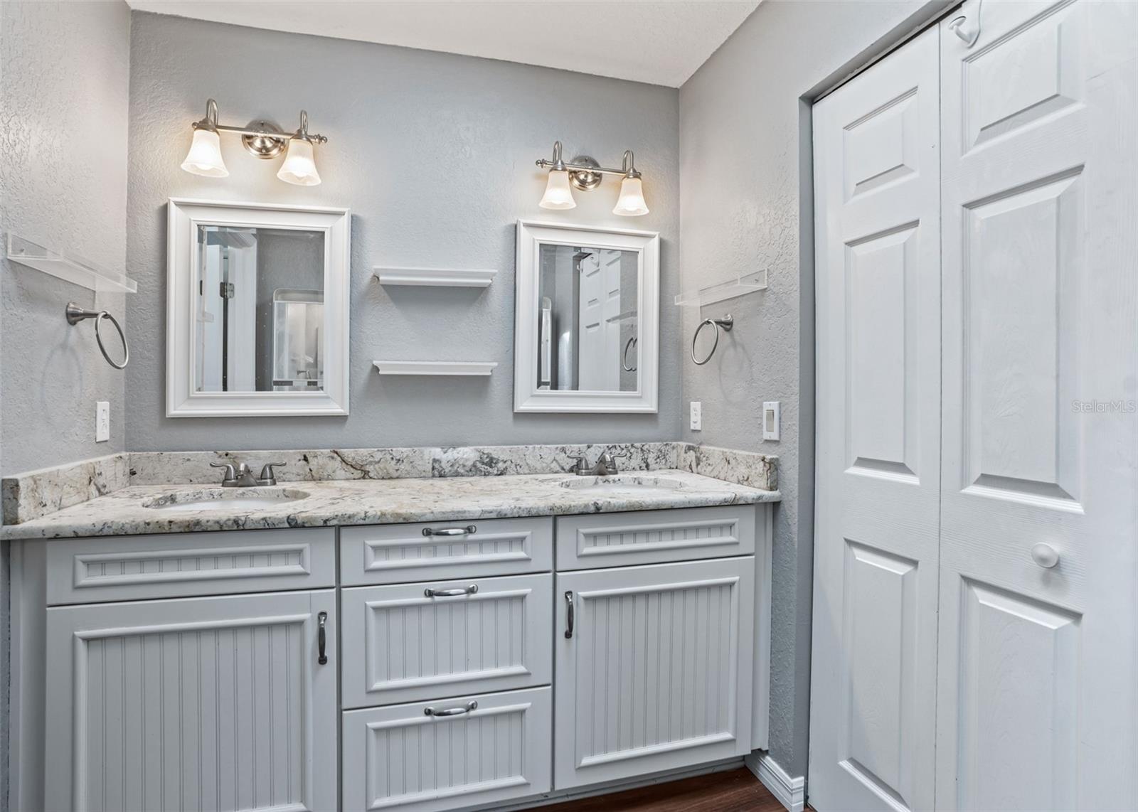 En suite w/2 sink vanity