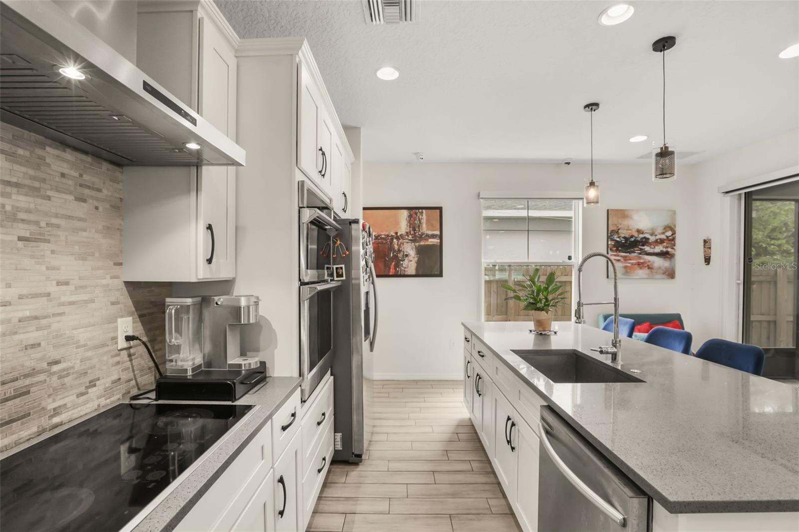Backsplash and high end finishes Backsplash and high end finishes