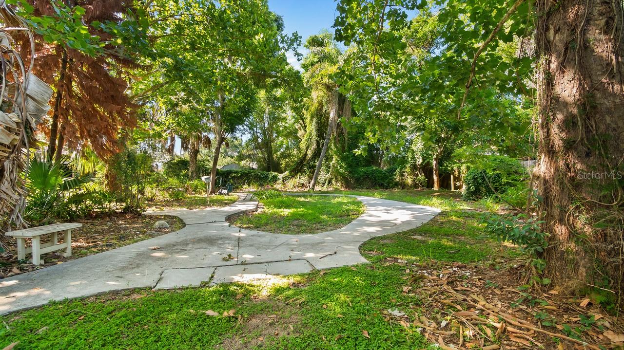 127 E LAUREL AVENUE, Howey In The Hills, FL 34737