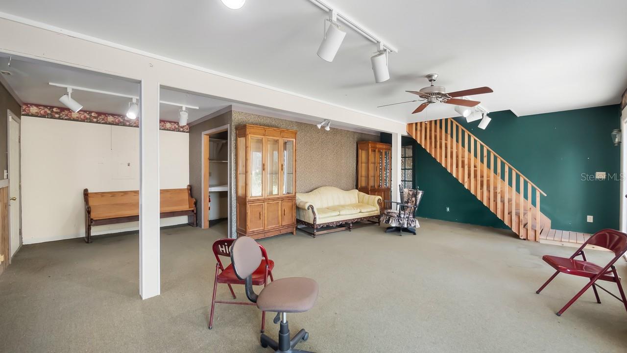 127 E LAUREL AVENUE, Howey In The Hills, FL 34737