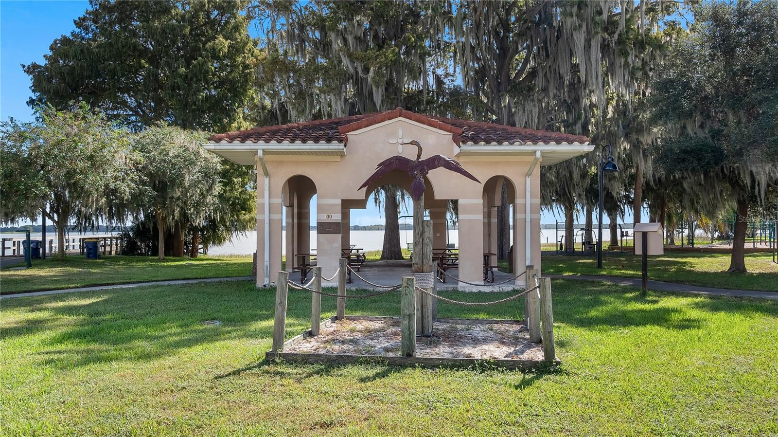 127 E LAUREL AVENUE, Howey In The Hills, FL 34737