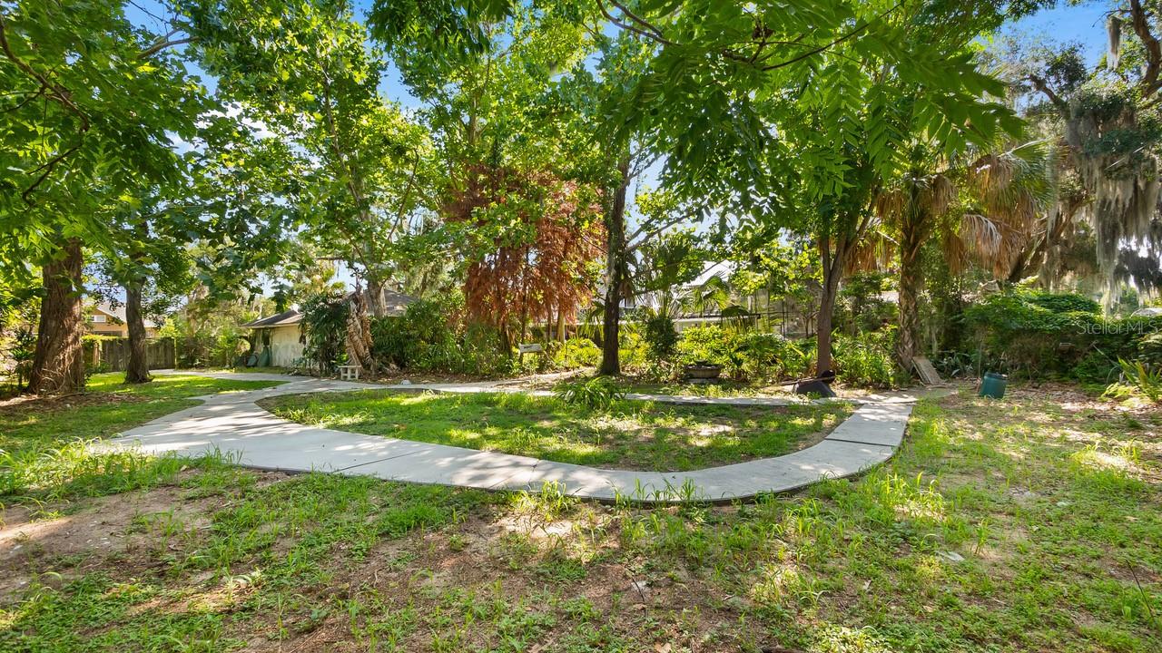 127 E LAUREL AVENUE, Howey In The Hills, FL 34737