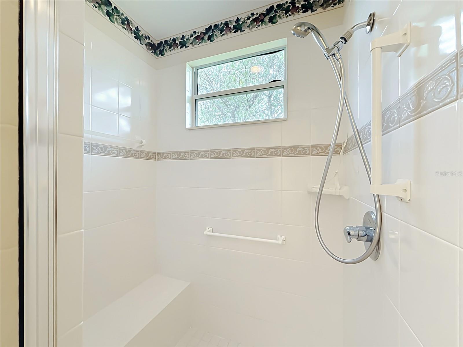 Walk in tiled shower w/ bench