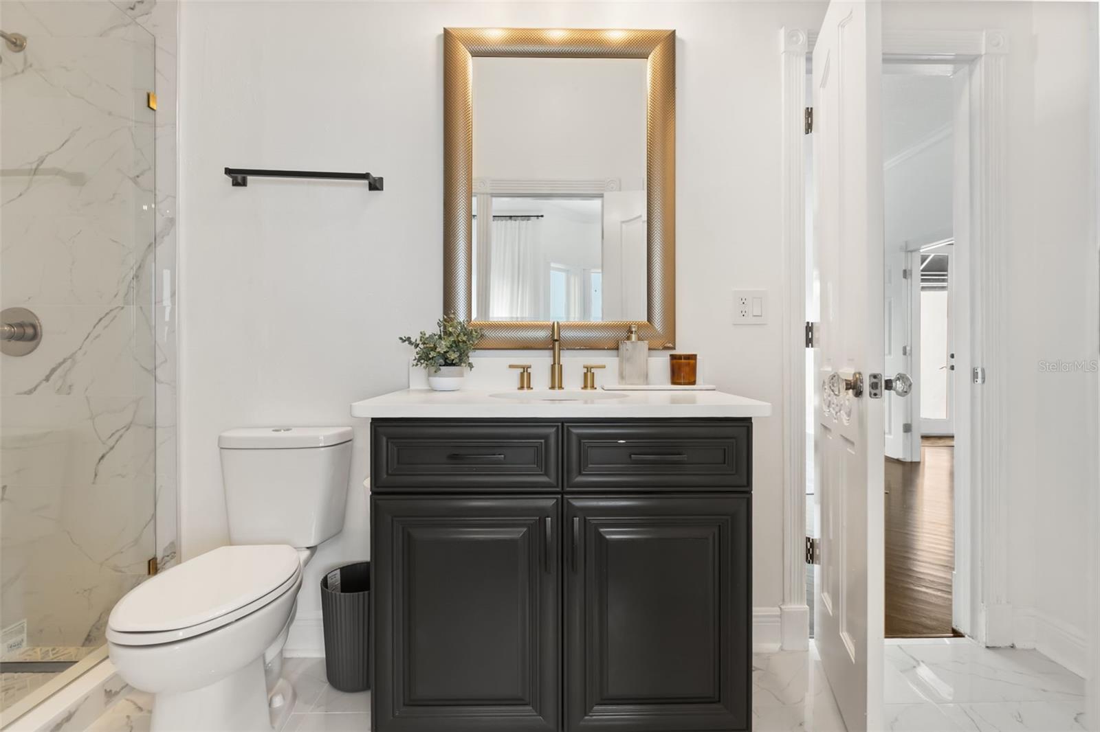 Shared Ensuite Bathroom (upstairs)