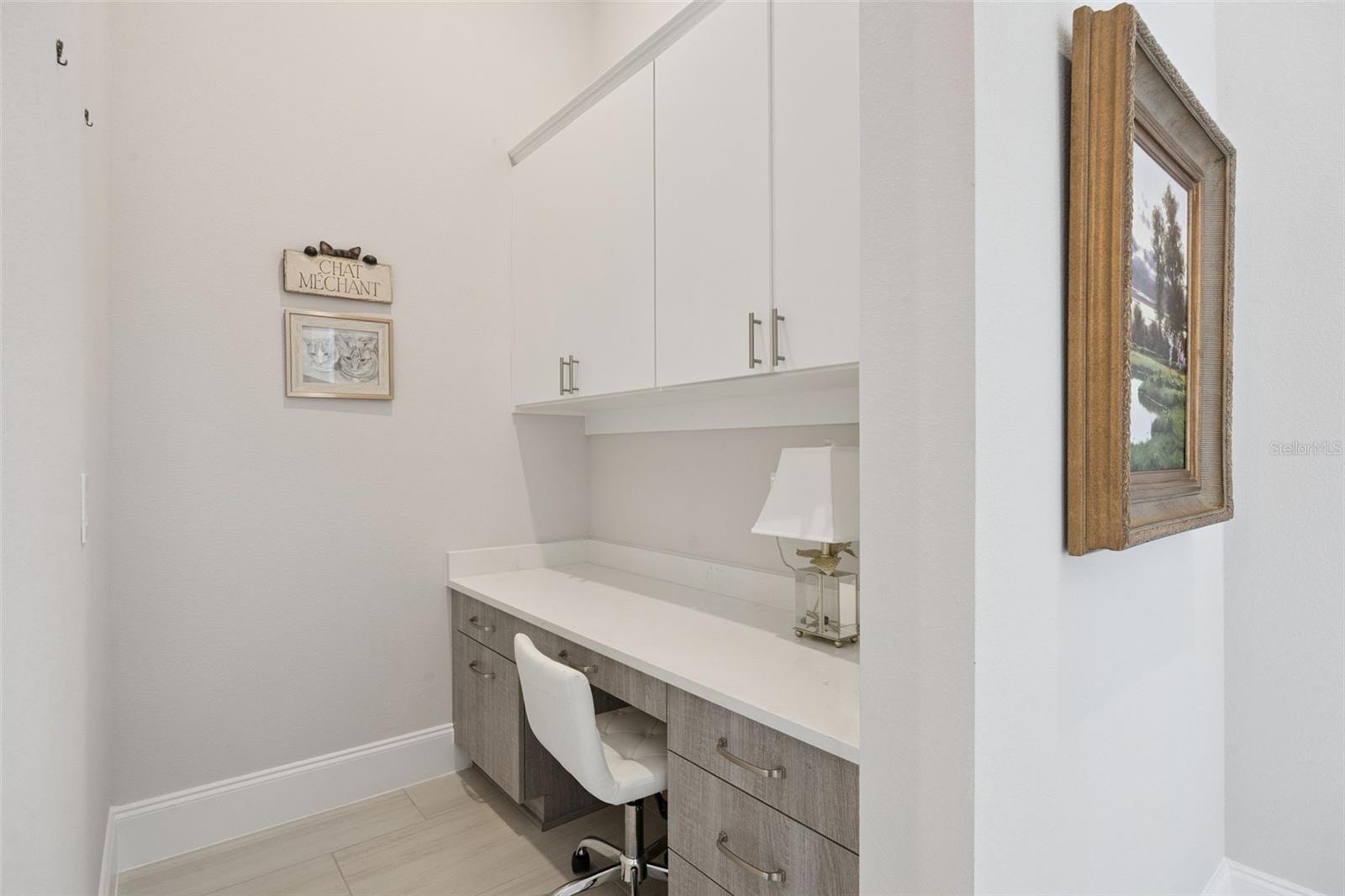 desk area off of kitchen