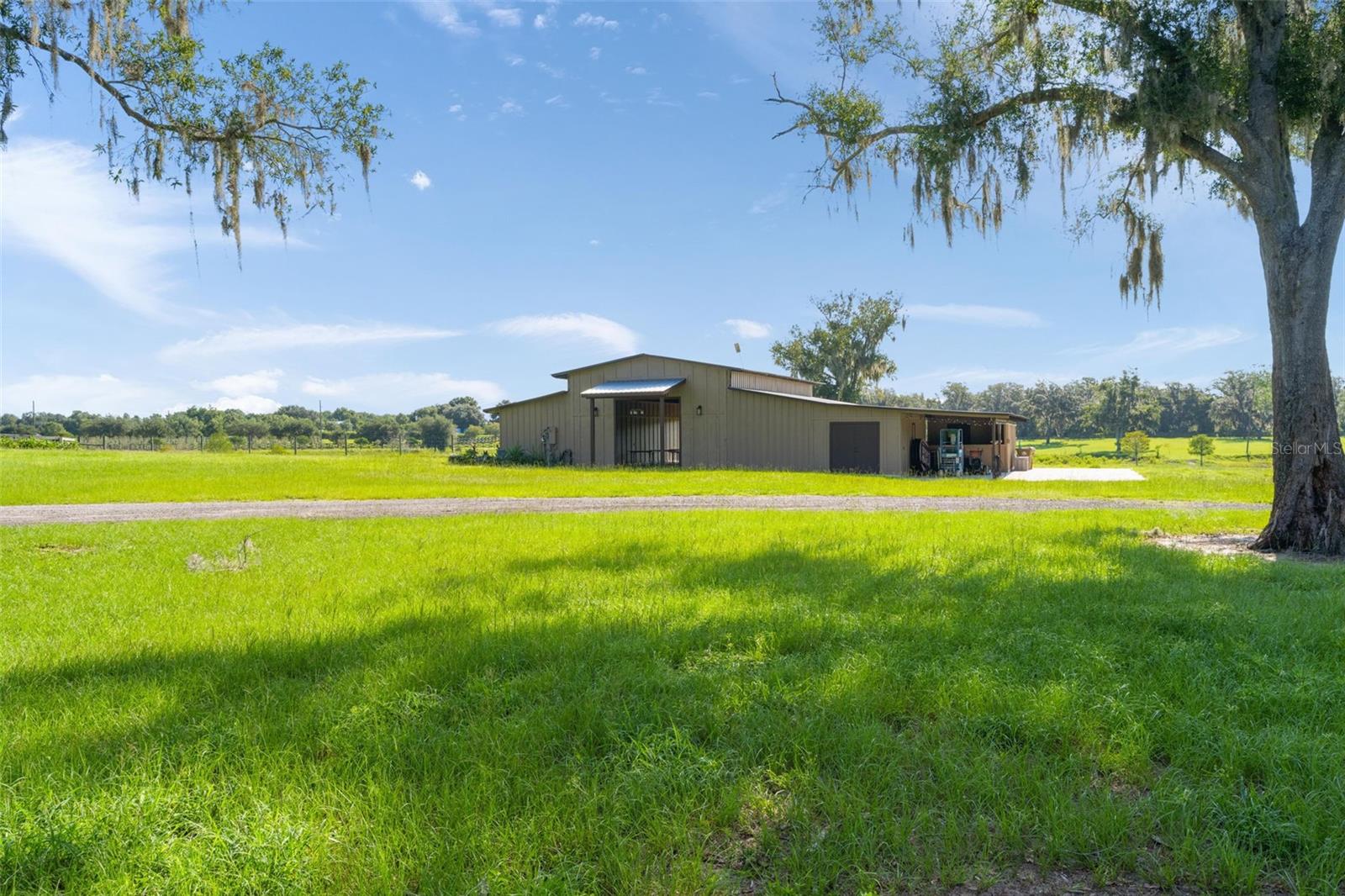 Open floor barn with baths, ac 'd room