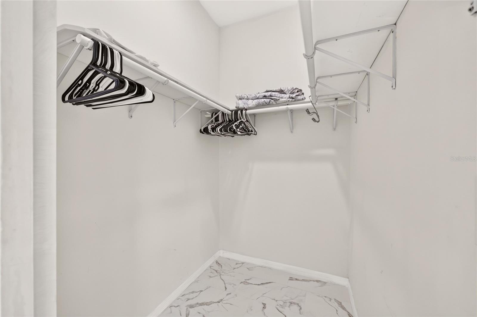 WALK-IN CLOSET