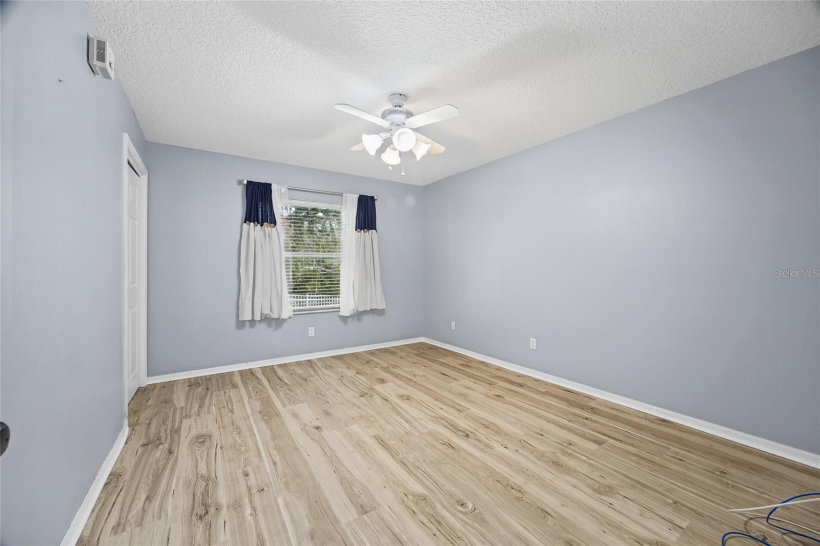 Guest bedroom 2(water view)
