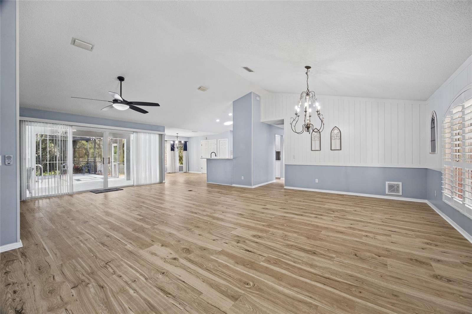 Living room/ dining room combo