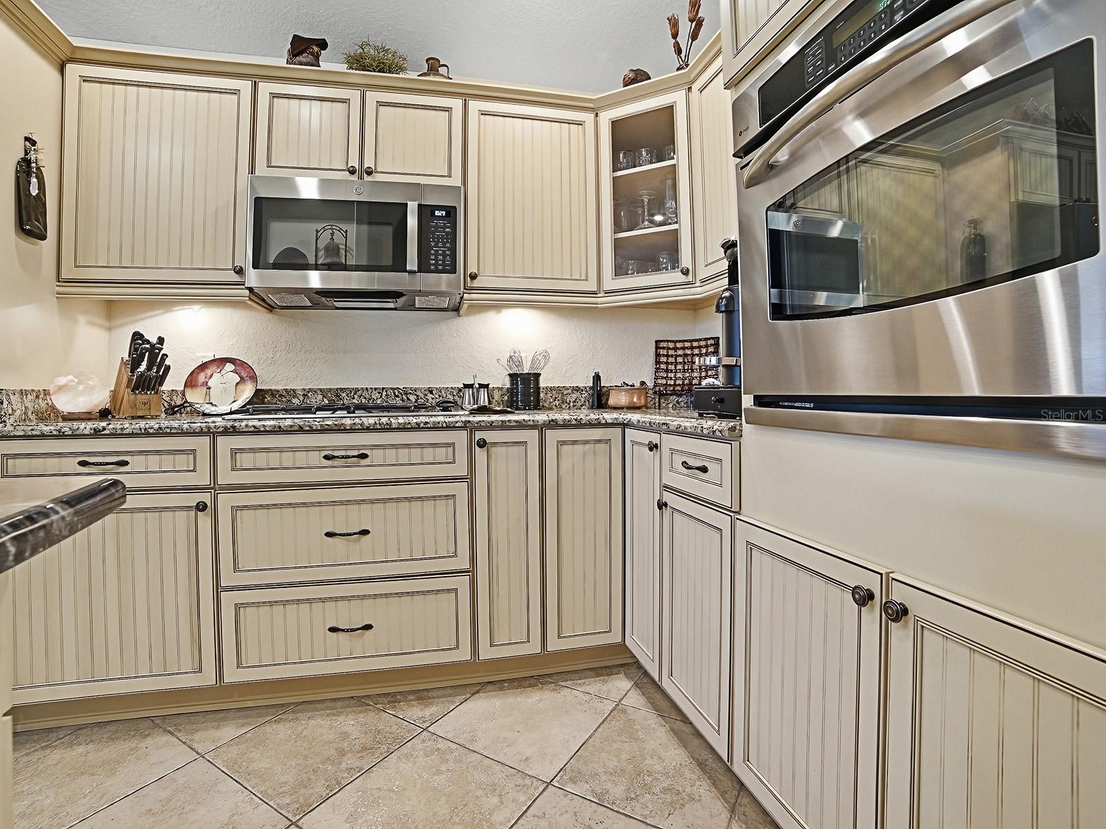 UNDER CABINET LIGHTING