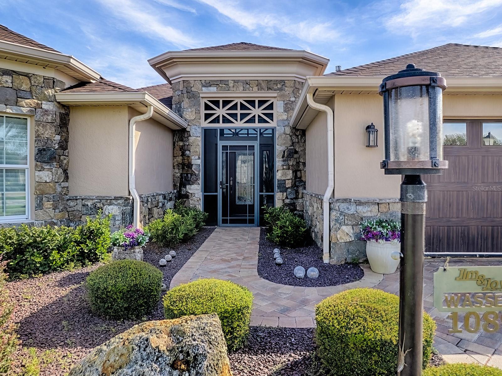 STONE AND STUCCO COMBINATION FOR A STUNNING ENTRYWAY STONE AND STUCCO COMBINATION FOR A STUNNING ENTRYWAY