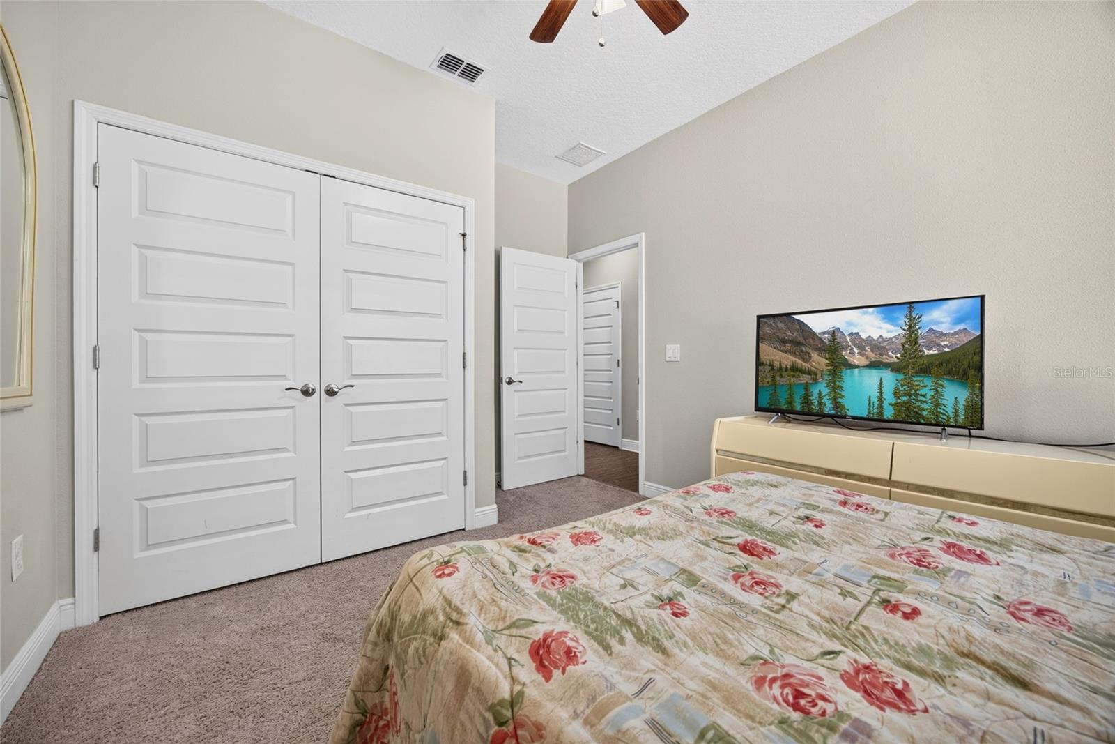 Middle (2nd) Bedroom