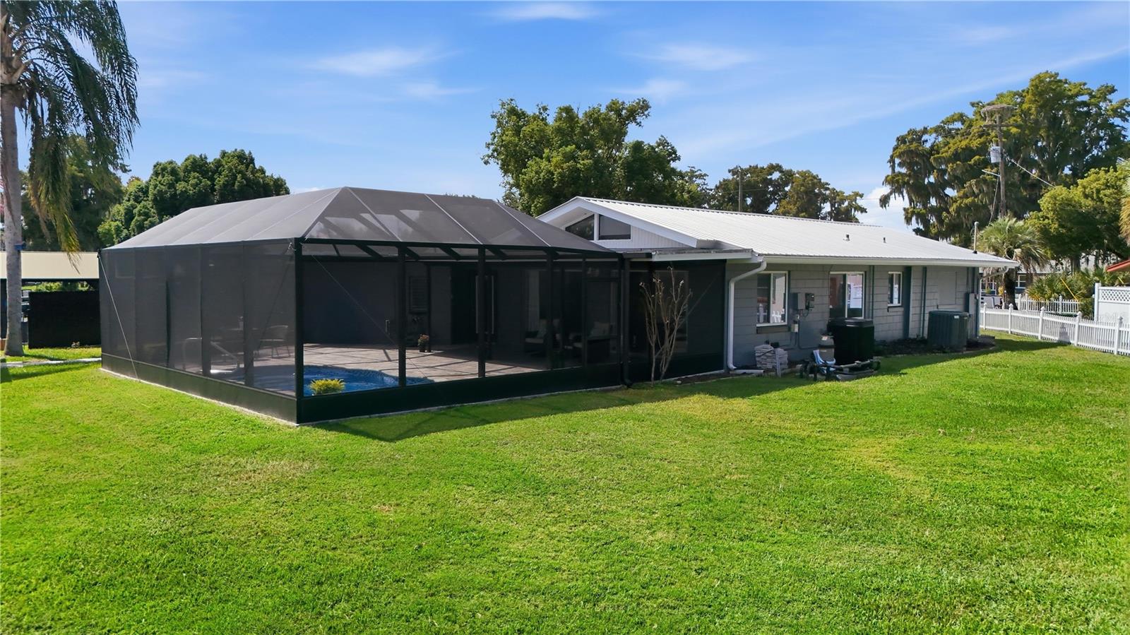 1612 ORANGE AVENUE, Tavares, FL 32778